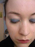 Maquillage numéro 19: Fard bleu pétrôle et lèvres rouge sang