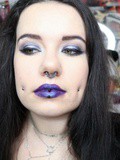 Un maquillage de fêtes en gris et violet