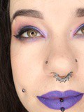Un maquillage en bleu et violet